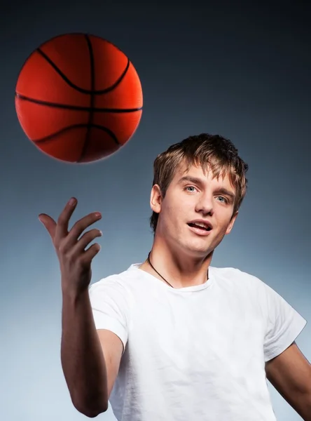 Молодий баскетболіст — стокове фото