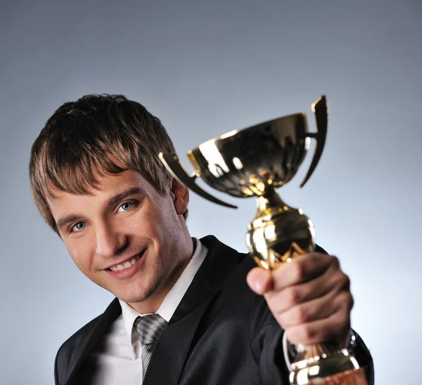 Glücklicher Geschäftsmann mit goldenem Pokal — Stockfoto