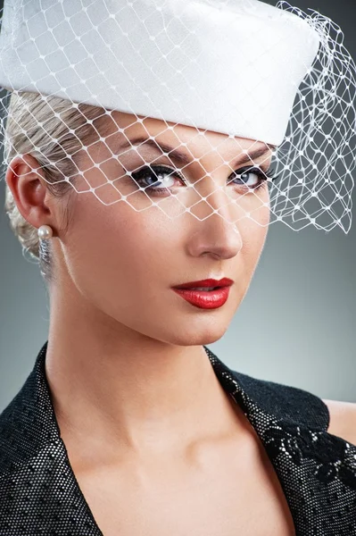 Bella giovane donna in cappello bianco con velo netto. Ritratto retro — Foto Stock