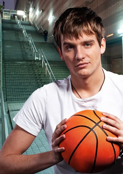 Jovem jogador de basquete ao ar livre à noite — Fotografia de Stock