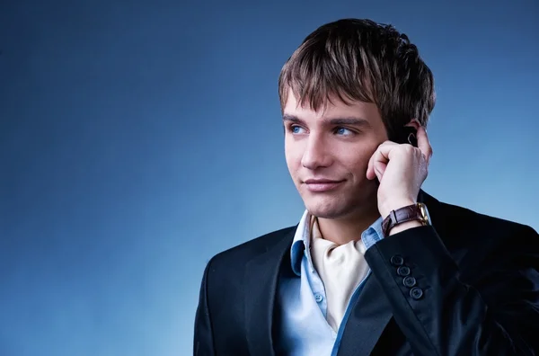 Bello giovane uomo d'affari con un telefono cellulare — Foto Stock