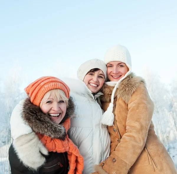 Счастливые друзья на зимнем фоне — стоковое фото
