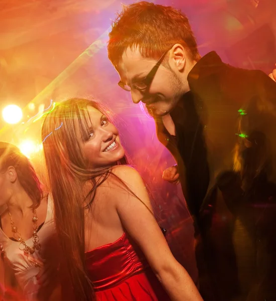 Glückliches Paar im Nachtclub — Stockfoto
