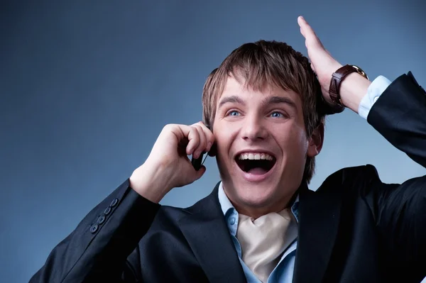 Knappe jonge zakenman praten op mobiele telefoon — Stockfoto