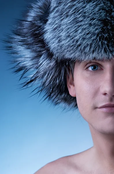 Porträtt av stilig ung man bär fluffiga hatt — Stockfoto