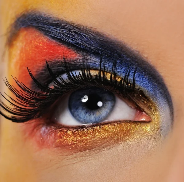 Maquilagem de um olho de mulher bonito — Fotografia de Stock