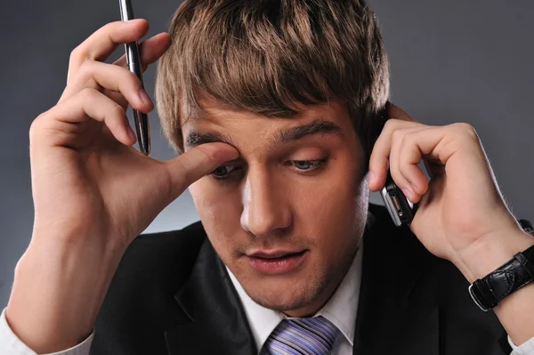 Denken zakenman praten op mobiele telefoon — Stockfoto