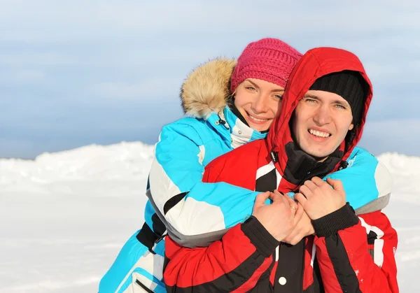 Belo casal desfrutando dia de inverno — Fotografia de Stock