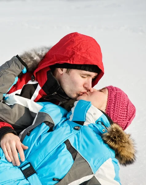 Fina brudparet kyssas utomhus — Stockfoto