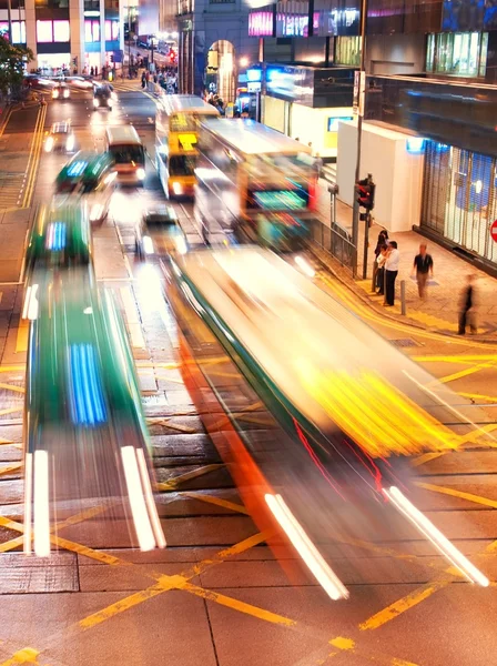 Snel bewegende auto's bij nachttijd — Stockfoto