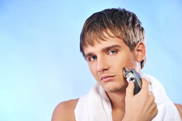 Όμορφος νεαρός άνδρας ξυρίζεται — Φωτογραφία Αρχείου