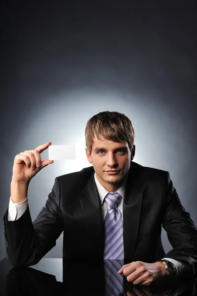 Hombre de negocios entregando una tarjeta de visita en blanco — Foto de Stock