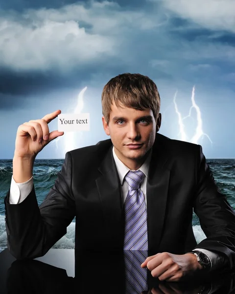 Empresário sobre datk céu tempestuoso — Fotografia de Stock