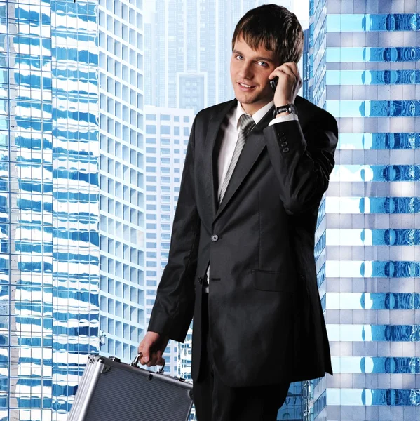 Jonge zakenman tegen zijn kantoorgebouw — Stockfoto