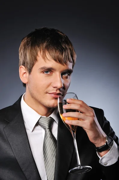 Uomo d'affari che beve un bicchiere di vino bianco — Foto Stock