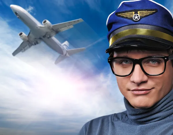 Yakışıklı genç pilot uçağı karşı — Stok fotoğraf