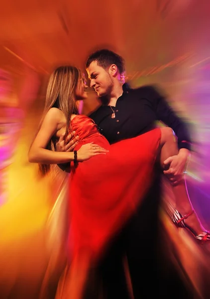 Молода пара танцює в нічному клубі — стокове фото