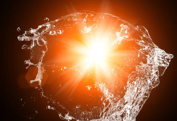 Güneşli arka plan üzerinde şık su sıçrama — Stok fotoğraf