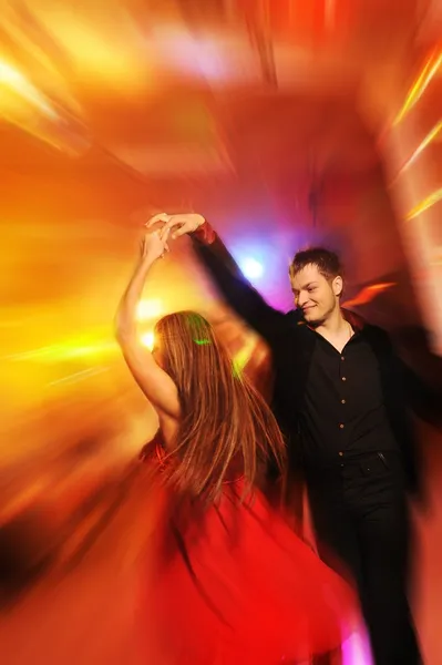 Pareja joven bailando en el club nocturno — Foto de Stock