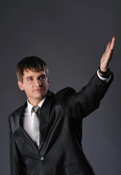 Knappe jonge zakenman met uitgestrekte hand — Stockfoto