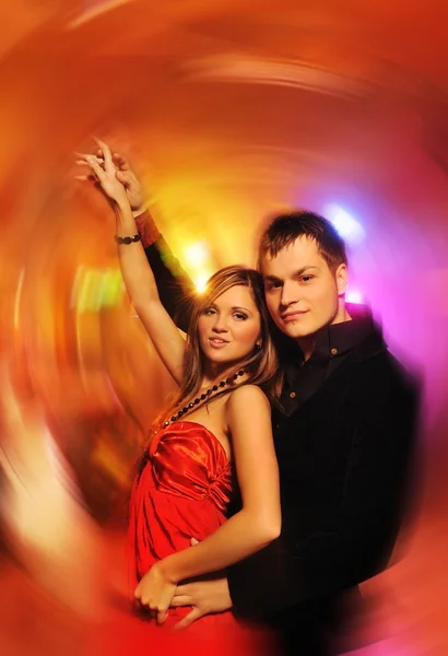 Jovem casal dançando no clube noturno — Fotografia de Stock