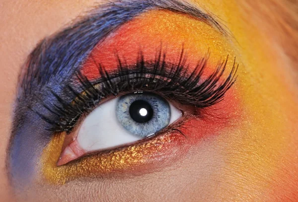 Maquillaje del ojo de una mujer hermosa — Stockfoto