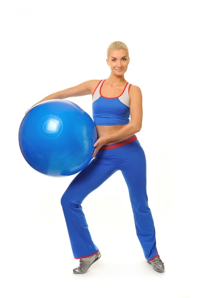 Treinador de fitness bonito com uma bola — Fotografia de Stock