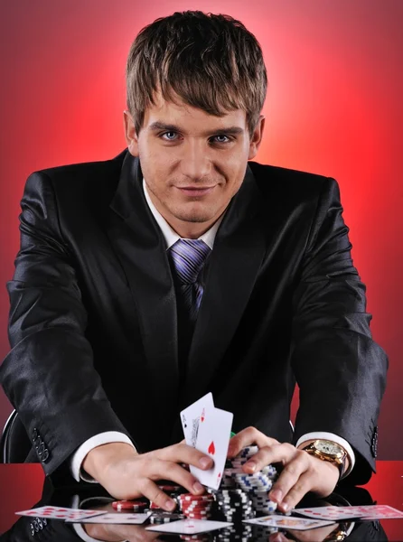 Jogador de poker bonito com dois ases em suas mãos — Fotografia de Stock