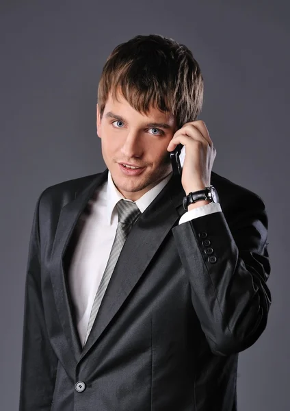 Bonito jovem empresário falando no telefone celular — Fotografia de Stock