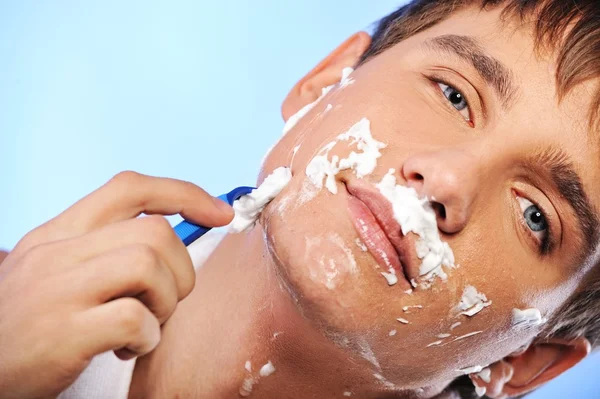 Όμορφος νεαρός άνδρας ξυρίζεται — Φωτογραφία Αρχείου