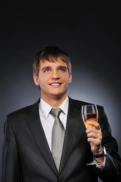 Ung snygg affärsman med ett glas champagne — Stockfoto