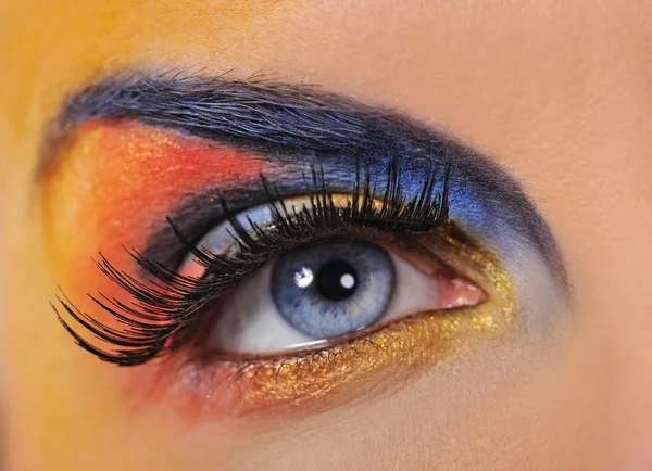 Maquillaje de un hermoso ojo de mujer — Foto de Stock