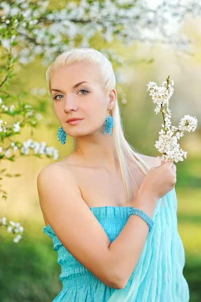 Vacker ung kvinna avkopplande utomhus — Stockfoto