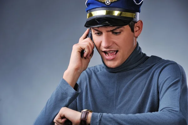 Knappe piloot praten op mobiele telefoon — Stockfoto