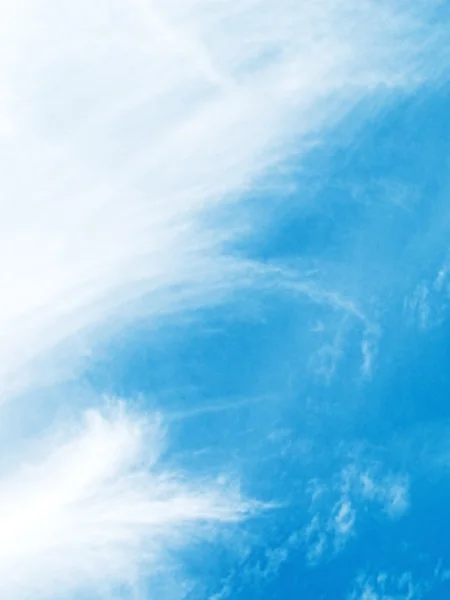 Ciel bleu avec nuages duveteux — Photo