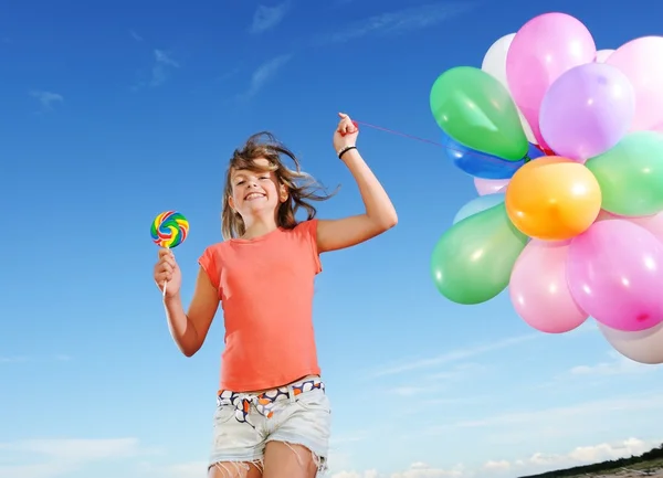 Счастливая девушка с воздушными шариками — стоковое фото