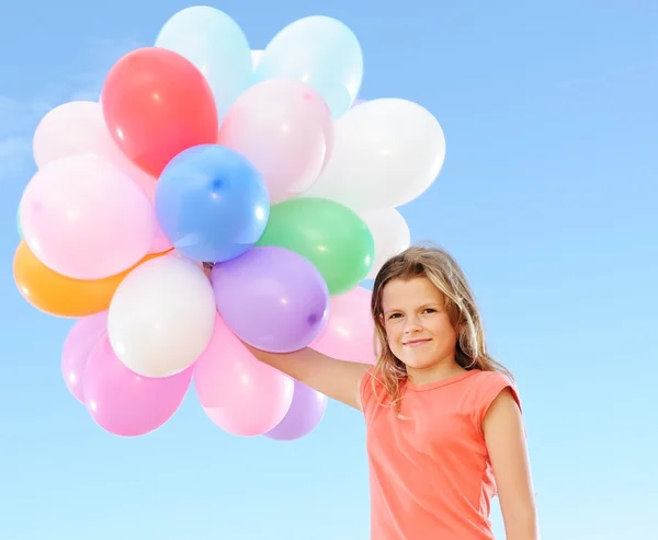 Щаслива дівчина з повітряними кулями — стокове фото