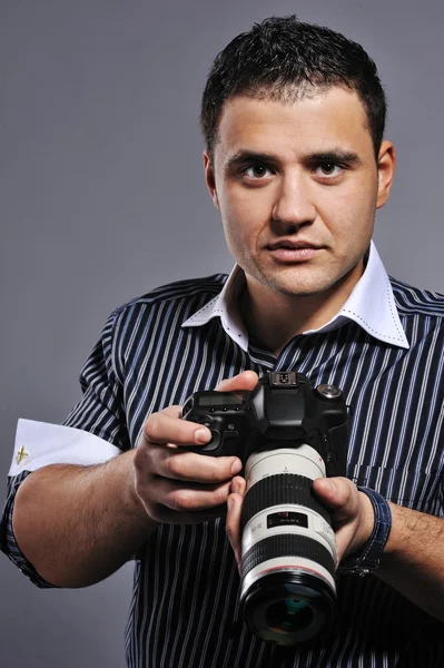 Красивый мужчина с фотокамерой — стоковое фото