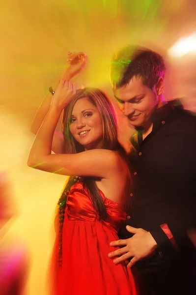 Giovane coppia che balla nel night club — Foto Stock