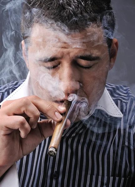 Retrato de um homem fumando charuto — Fotografia de Stock