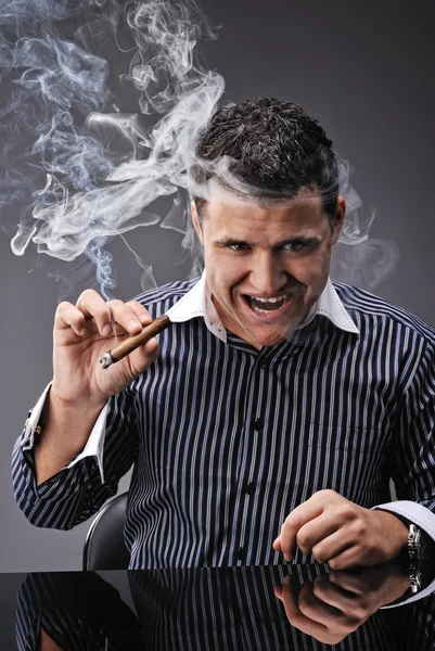 Retrato de un hombre fumando cigarro — Foto de Stock