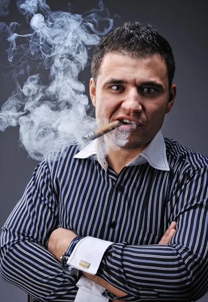 Egy ember a dohányzás szivar portréja — Stock Fotó