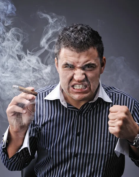 Портрет человека, курящего сигару — стоковое фото