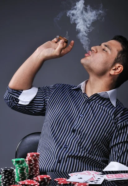 Porträt eines jungen Gangsters, der raucht und Poker spielt — Stockfoto