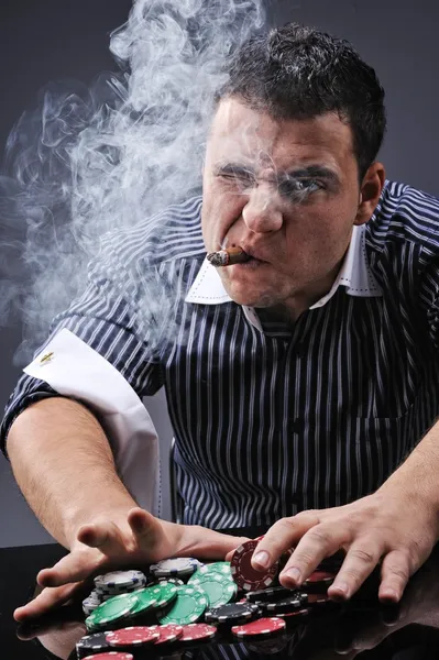 Портрет молодого гангстера, курящего и играющего в покер — стоковое фото