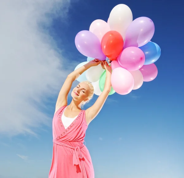 Gelukkig meisje met ballonnen — Stockfoto