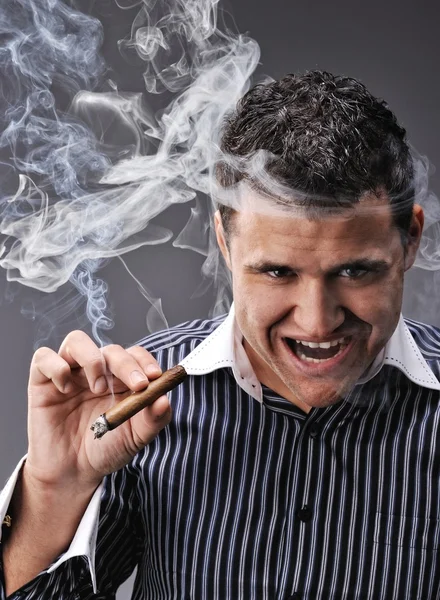 Egy ember a dohányzás szivar portréja — Stock Fotó