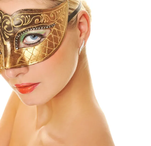 Linda jovem com máscara de carnaval em seu rosto — Fotografia de Stock