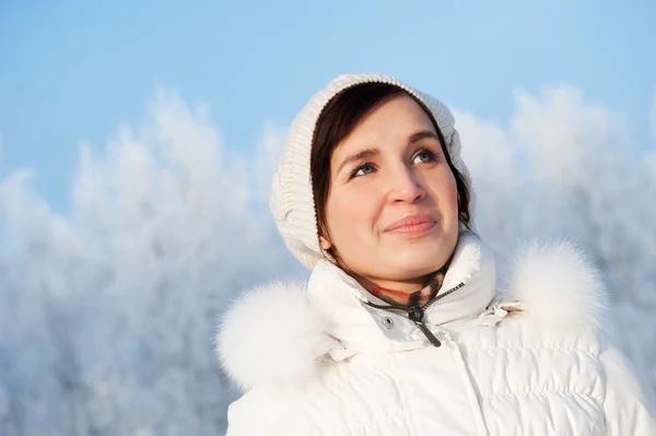Piękna młoda kobieta korzystających zimowy dzień Obraz Stockowy
