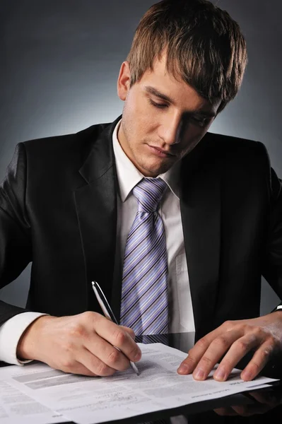 Homme d'affaires signant un contrat Image En Vente